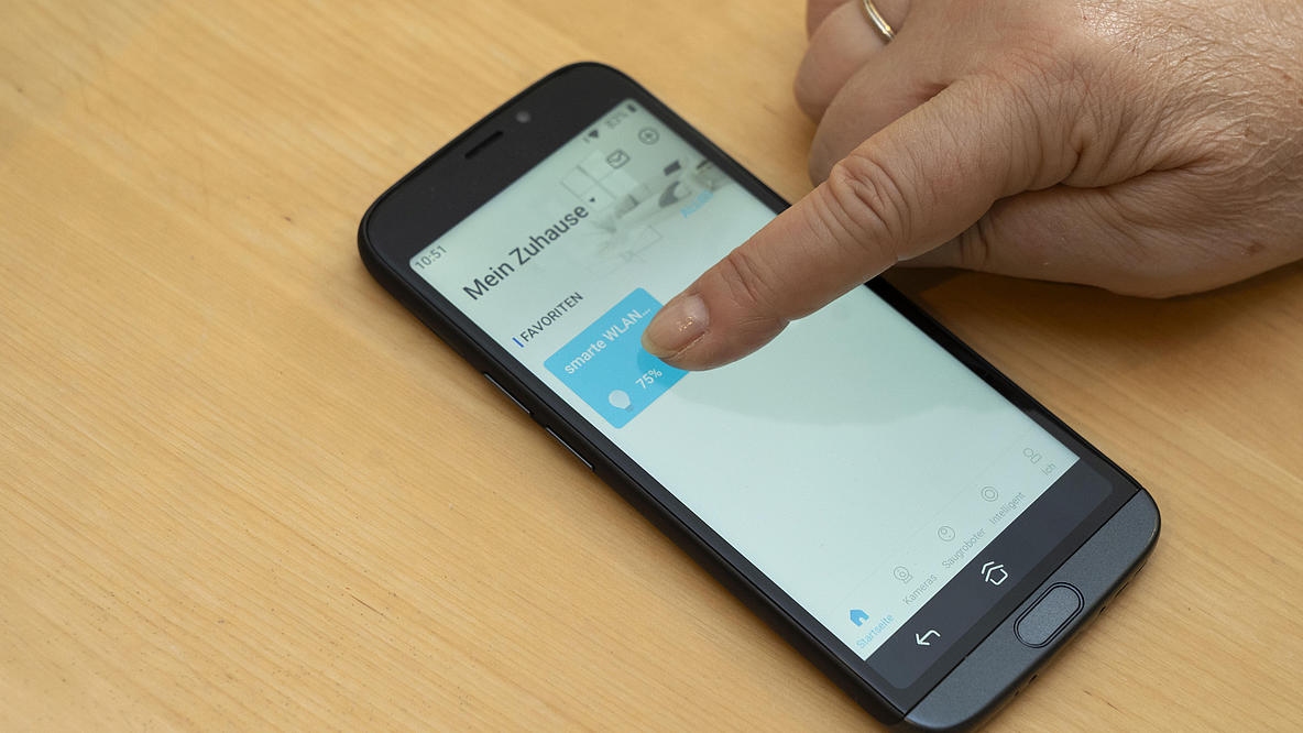 Bildschirm eines Smartphones auf dem eine App zur Steuerung von Smarthome angezeigt wird.