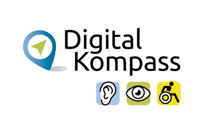 Logo des Digital-Kompass. Links eine blau-grüner Ortspunkt, rechts steht Digital Kompass. Darunter drei Symbole: ein Ohr, ein Auge, ein Mensch im Rollstuhl.