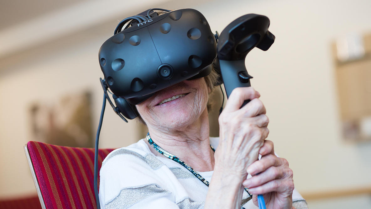Ältere Dame mit VR-Brille