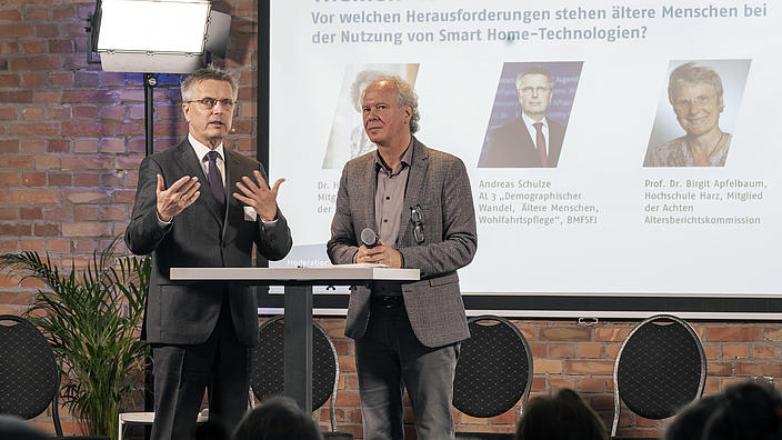 Herr Schulze, BMFSFJ, und Moderator Löcke im Gespräch.